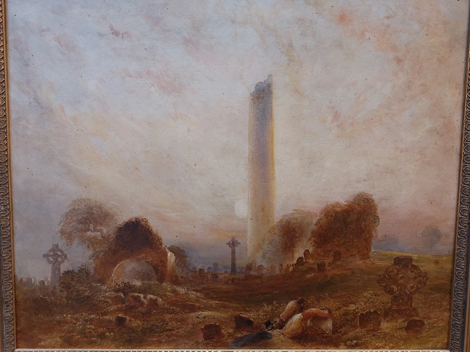 Monasterboice, contea di Louth, con coppia che prega presso la Torre Rotonda, c. 1840